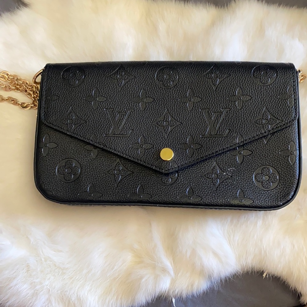 Im selling a Louis Vuitton bag with a nice gold